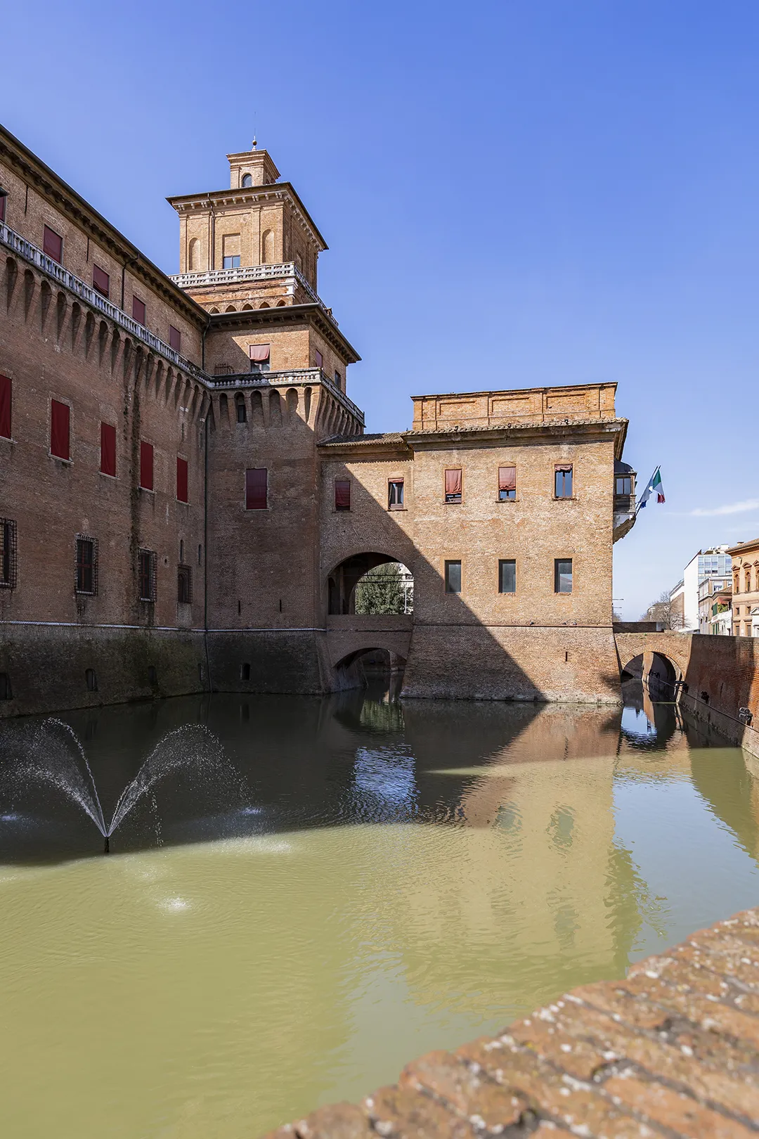fossato castello estense ferrara