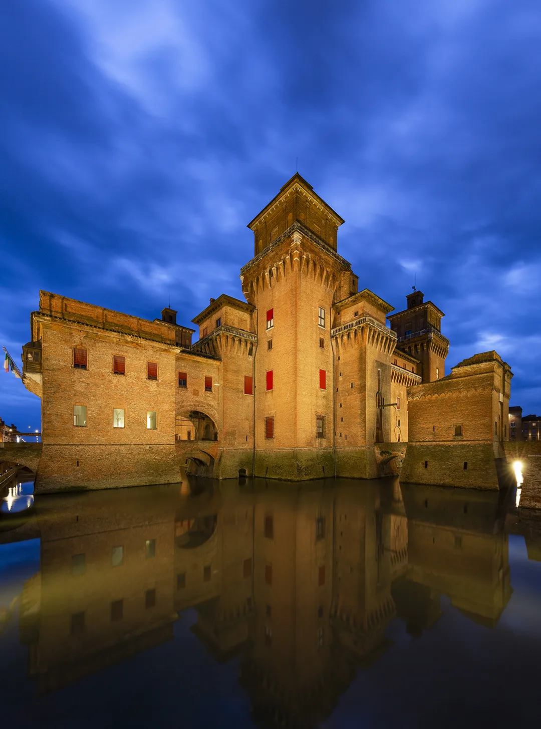 castello estense notte