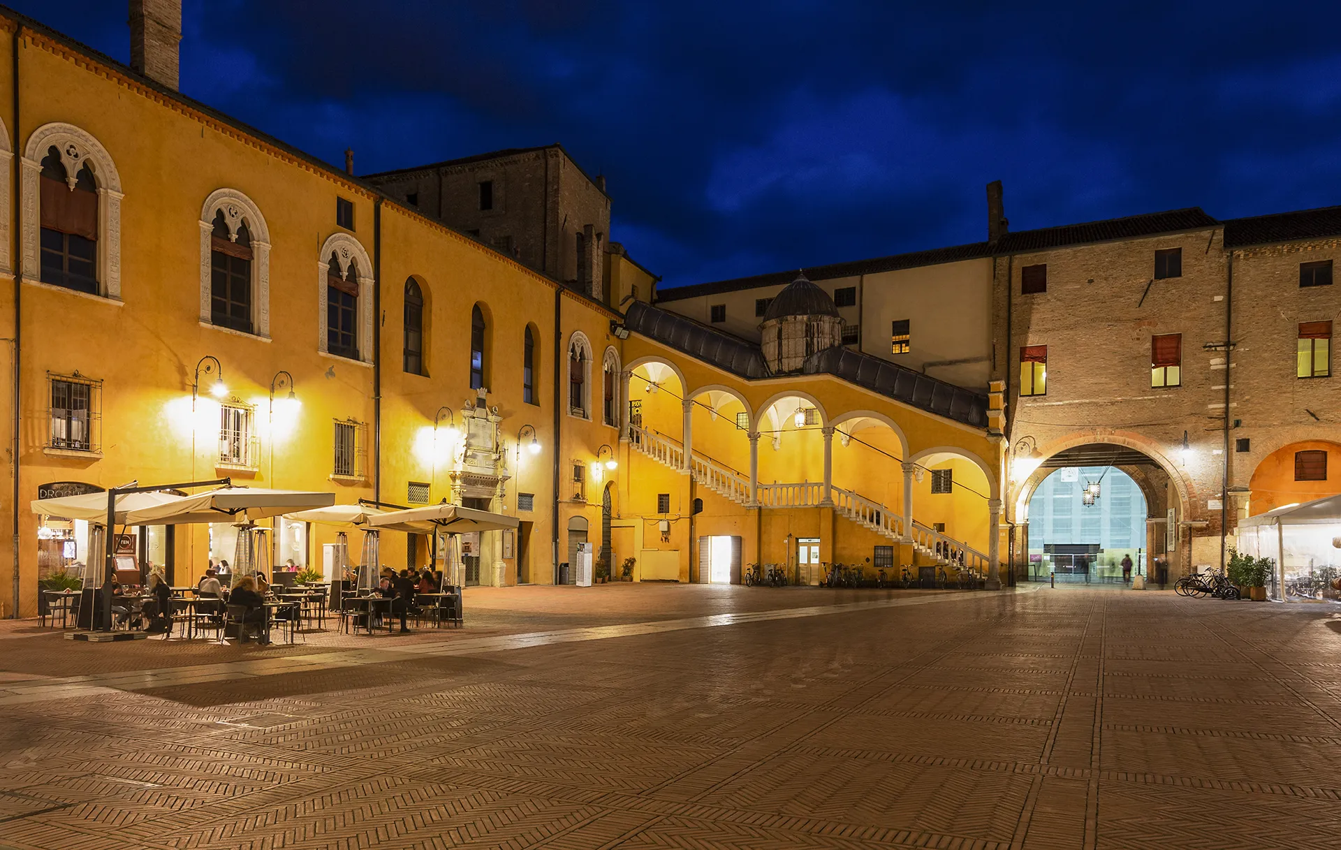 centro storico ferrara notte